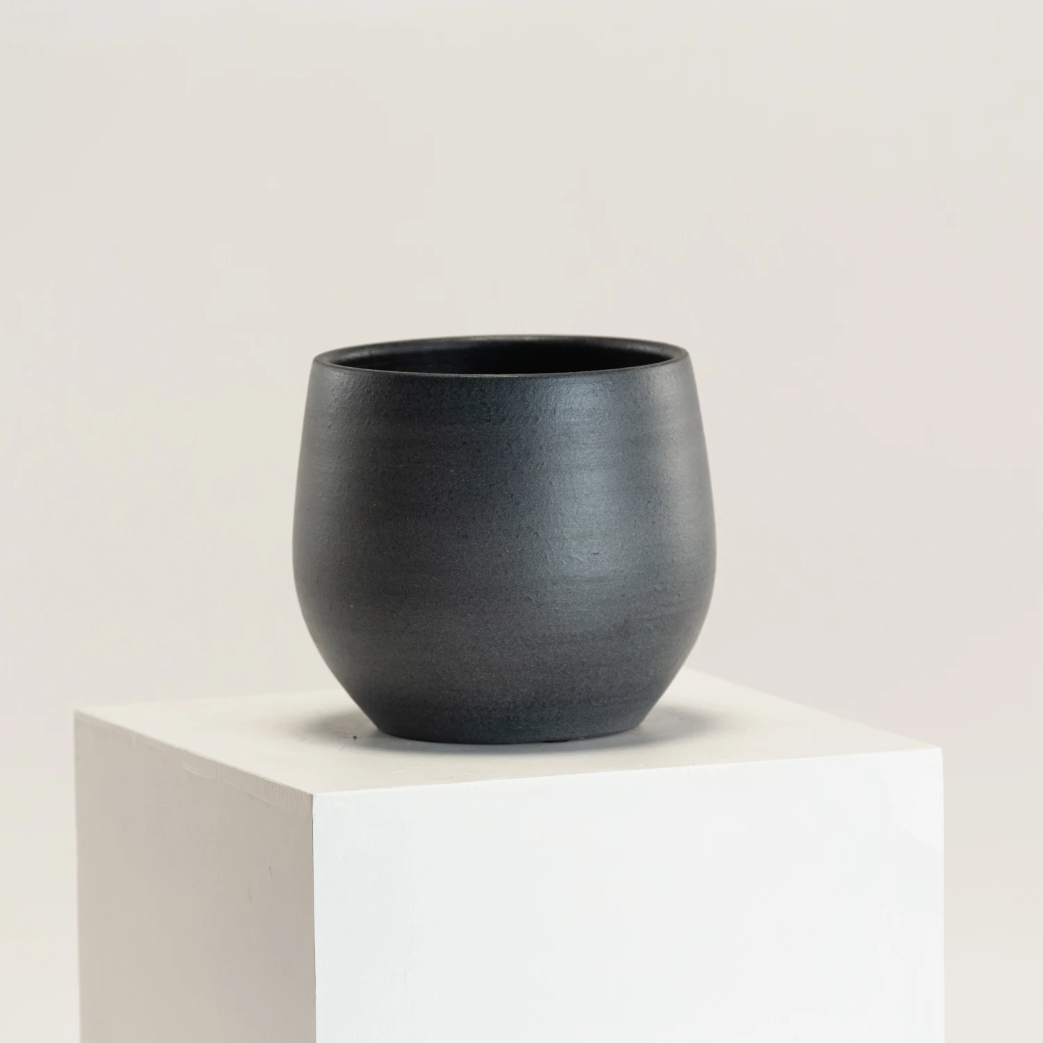 Indoor Pot Esra – Black 3 Indoor Pot Esra – Black - Image 3