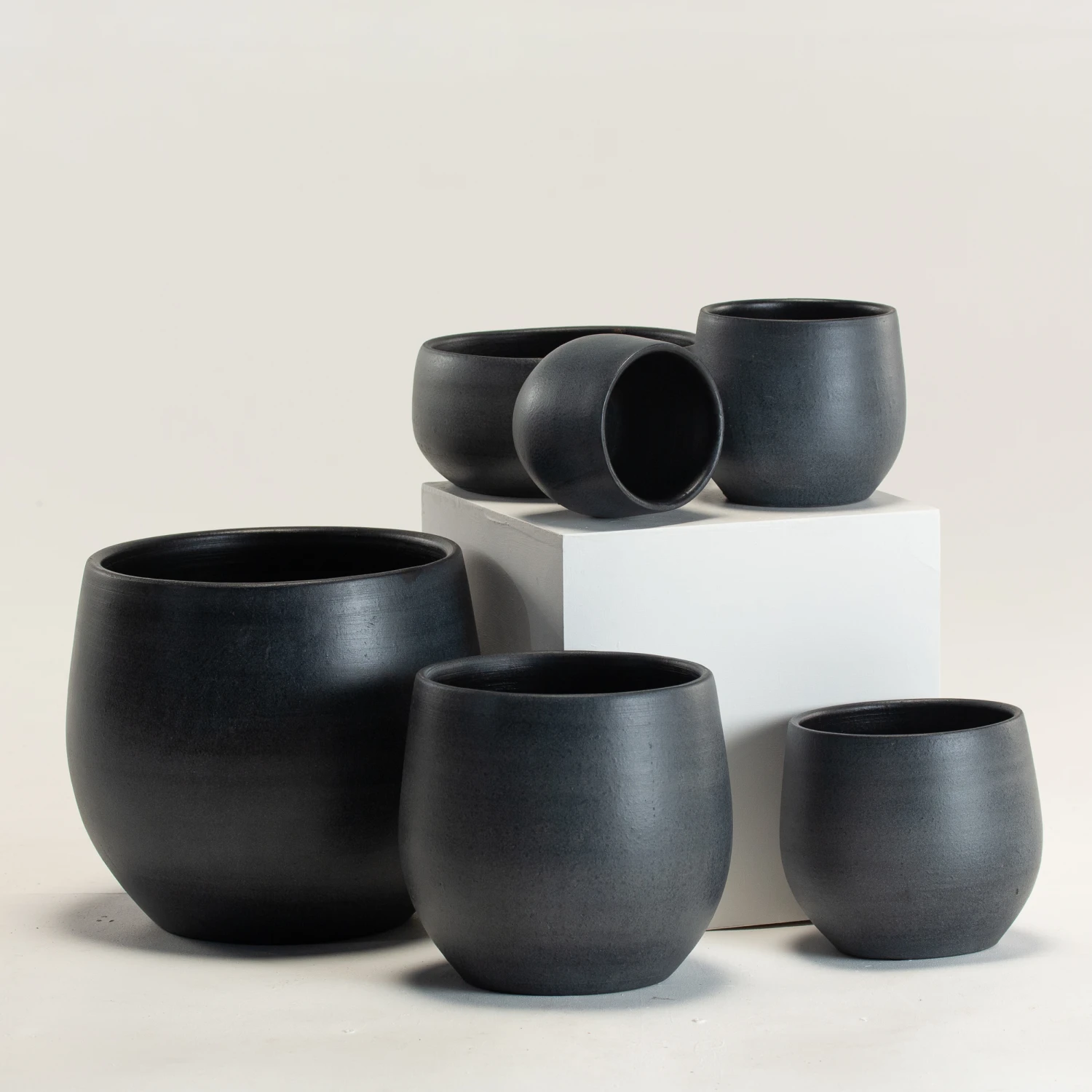 Indoor Pot Esra – Black 1 Indoor Pot Esra – Black