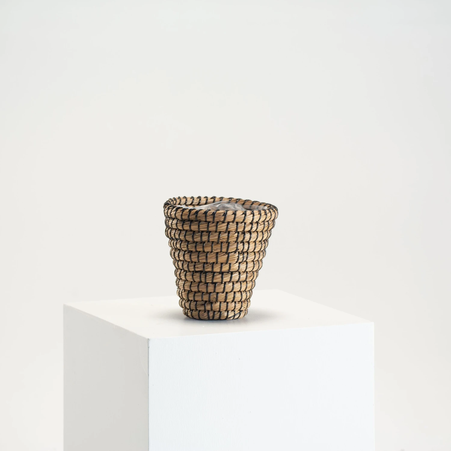 Indoor Pot Jula Black – Natural 3 Indoor Pot Jula Black – Natural - Image 3
