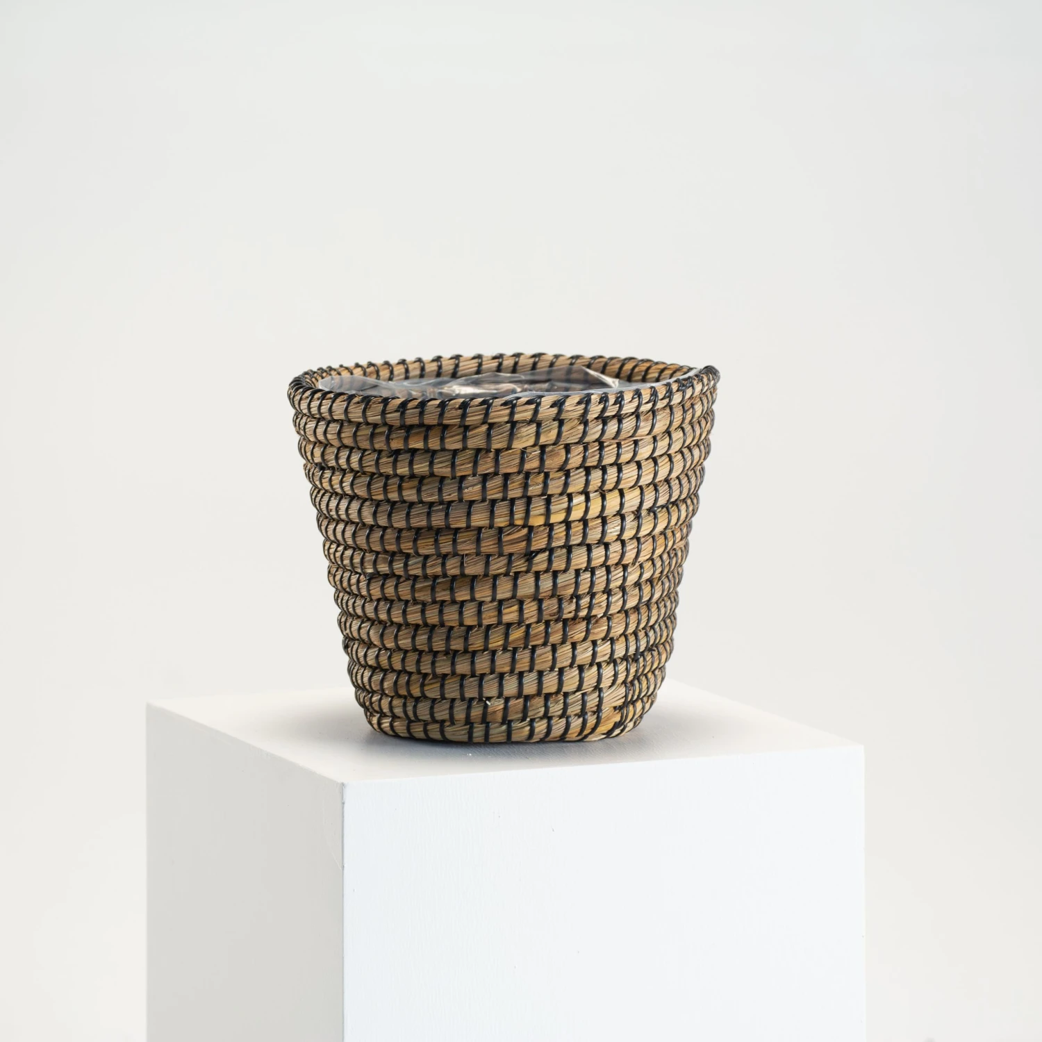 Indoor Pot Jula Black – Natural 5 Indoor Pot Jula Black – Natural - Image 5
